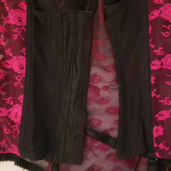 Lace corset with garter - Picture 5 of 7